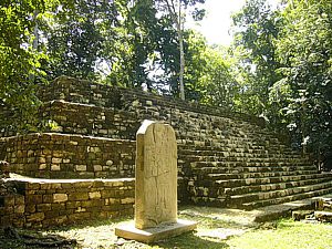 ¿Dónde están los mayas? Templo en Plaza Principal y Estela 4 en Aguateca.