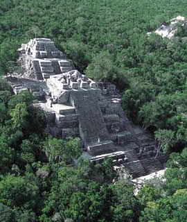 Torres Adyacentes que le dan su nombre a Calakmul.