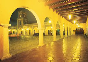 Plaza de San Francisco y la arquería, típica de la arquitectura campechana colonial