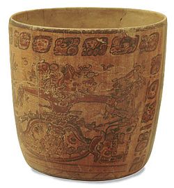 Escritura jeroglífica maya sobre cerámica.