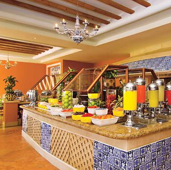 Desayuno buffet en El Mesón. Hilton Los Cabos.