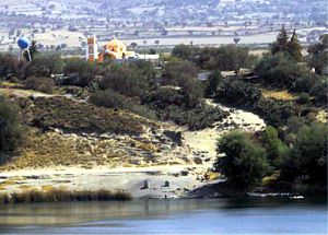 Iglesia y muelle en el lago Quechulac.