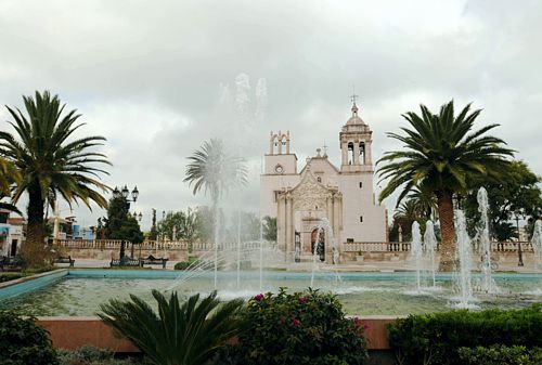 Iglesia y fuente en Jesús María, Aguascalientes.