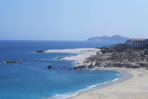 Playa y hotel, cerca de San José del Cabo.