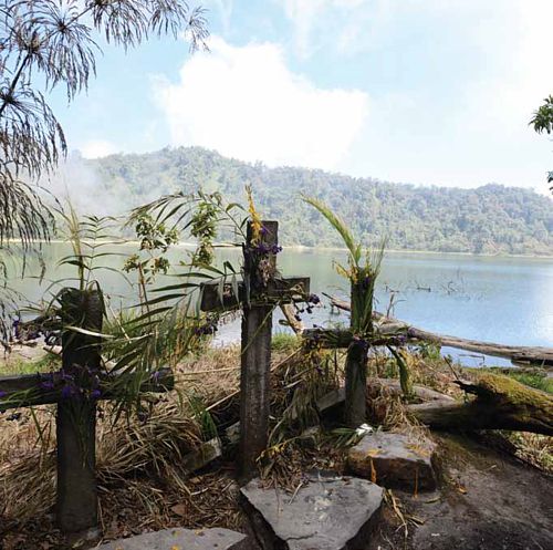 Altar maya Mam junto al lago