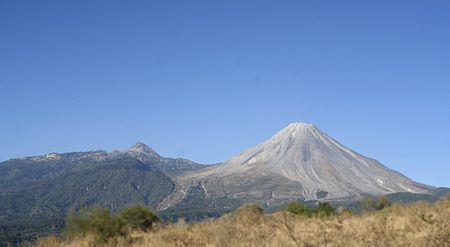 El volcán de Fuego y el Nevado de Colima