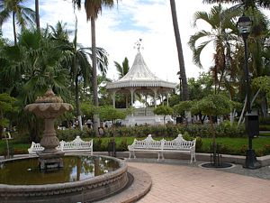 Jardín principal y kiosco. Comala.