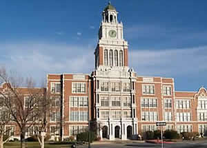 Torre y reloj de la Secundaria Este, un edificio histórico. Denver.