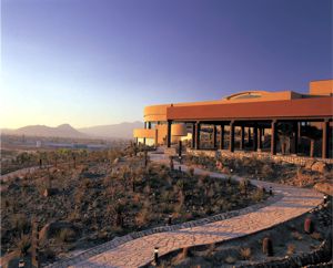 Acceso al Museo del Desierto.