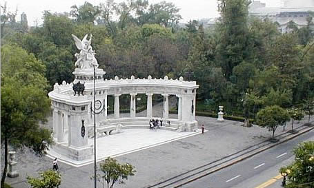 Hemiciclo a Juárez, monumento construido en mármol de carrara.