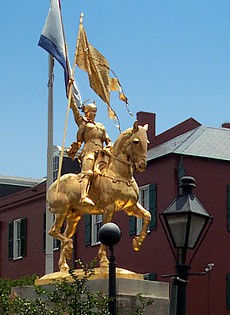 Estatua dorada de Juana de Arco