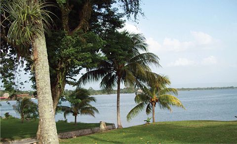 Paisaje cercano al castillo de San Felipe de Lara. Guatemala.