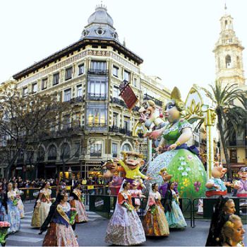 Desfilando en el centro de la ciudad. Festival de Las Fallas, Valencia.