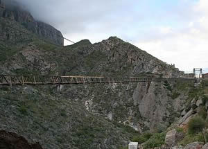 Vista del puente colgante de Ojuela.