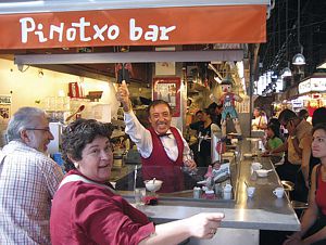 El señor Juanito en el Bar Pinotxo. Mercado Boqueria.