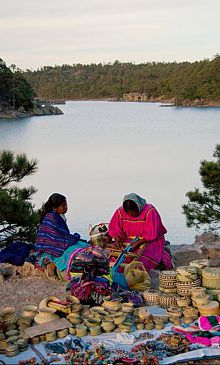 Indígenas Rarámuris en el lago Arareko