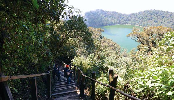 Sendero al lago Chicabal con escalones