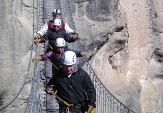 Turistas en puente colgante Parque Aventura Barrancas del Cobre. Foto de Julio García Castillo.