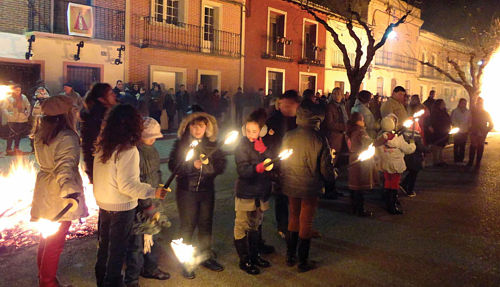 Iluminando el camino de la virgen