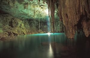 Cenote Dzitnup o kekén. Yucatán