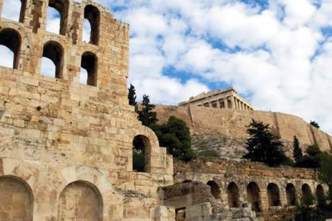 Acrópolis griega y al fondo el Partenón. Atenas.