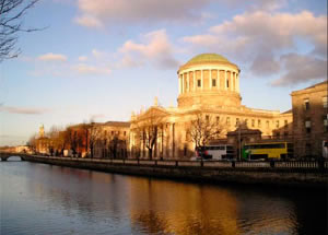 Four Courts y el río Liffey. Dubín.