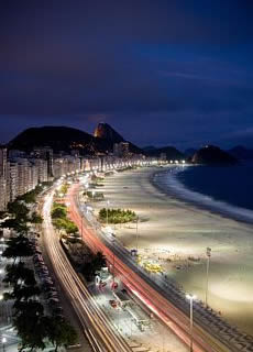Vista nocturna playa de Copacabana.