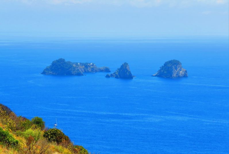 Isla Delfín, conocida también como Li Galli, visto desde Torca.