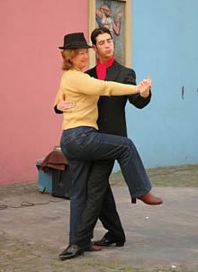 Turistas bailando tango.