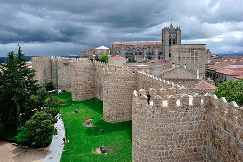 Murallas de Ávila y la catedral. Ruta de los Vettones.