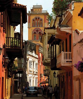 Cartagena. Serpenteantes arterias de finos balcones.