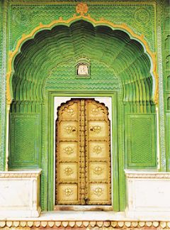 Detalles de un portón en Jaipur.