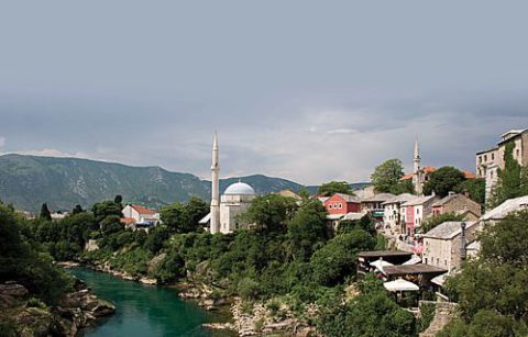 El río Neretva atravesando Mostar.