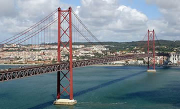 Puente 25 de Abril en el Río Tajo. Lisboa.