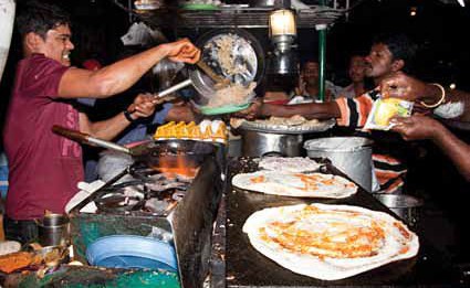 Puesto callejero preparando una masala dosa. Bangalore.