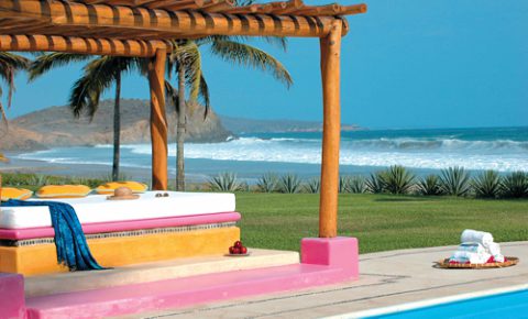 Pérgola junto a la piscina al aire libre. Hotel Las Alamandas.