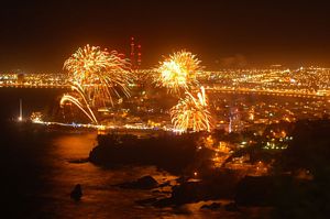 Fuegos pirotécnicos desde la bahía de Mazatlán.