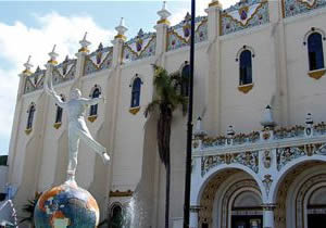 El histórico edificio de Jai-Alai. (1925).