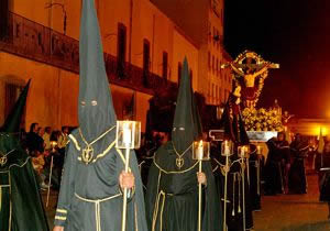 Cofrades durante la procesión. SLP.