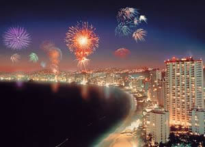 Festival pirotécnico de año nuevo en la bahía de Acapulco.