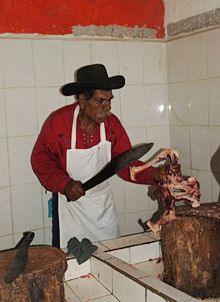 Cortando las caderas del chivo.