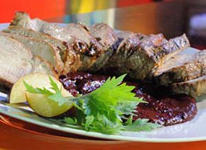 Lomo de cerdo en salsa de ciruela. Cena de año nuevo en México.