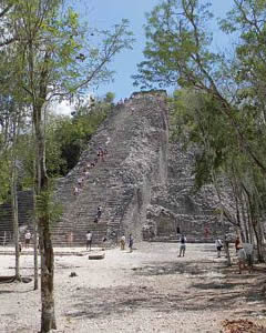 Pirámide Nohoch Mul en Cobá. Las cinco pirámides más altas de la Zona Maya en México.
