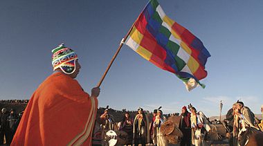 La bandera Aymara flamea entre bailes y cantos.