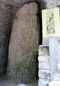 Estela en piedra en el conjunto Macanxoc.