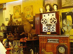 La Lagunilla. En este mercado podrás encontrar todo tipo de antigüedades, tanto originales, réplicas y en muchos casos copias.