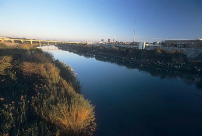 Río Bravo. Divide Nuevo Laredo y Laredo Tx.