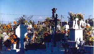 Ofrendas en cementerio de San Juan Ixtenco. Día de Muertos en Tlaxcala.