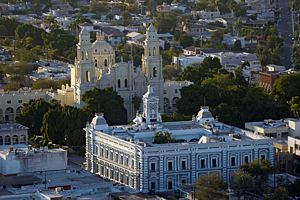 La catedral y el Palacio de Gobierno. Hermosillo, Son.