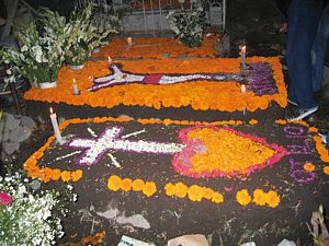 Sepulcros adornados con flores.